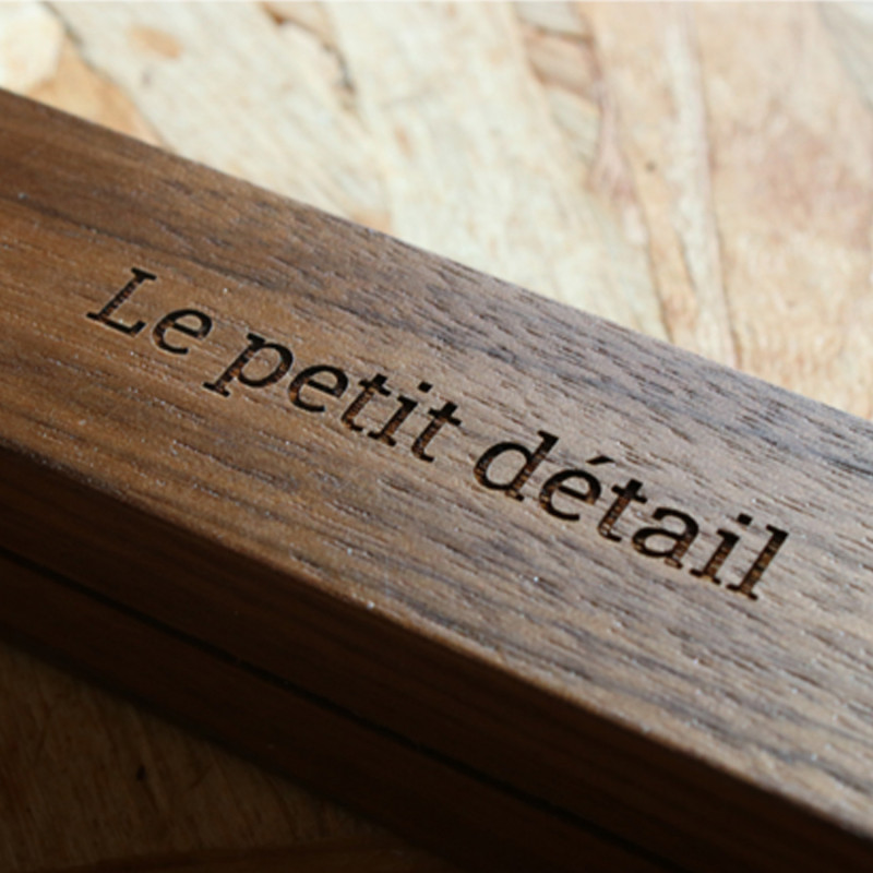 Gravure texte sur matière organique