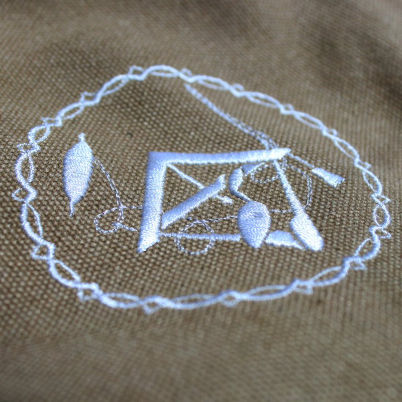 Broderie blason sur accessoire