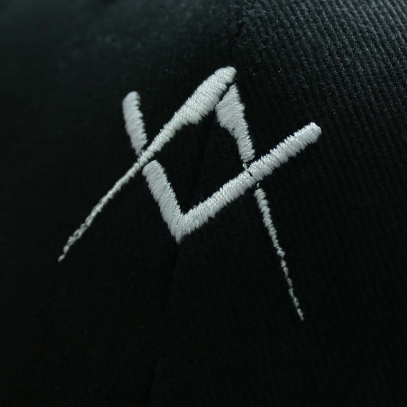 Blasons compagnonniques brodés sur une casquette personnalisée