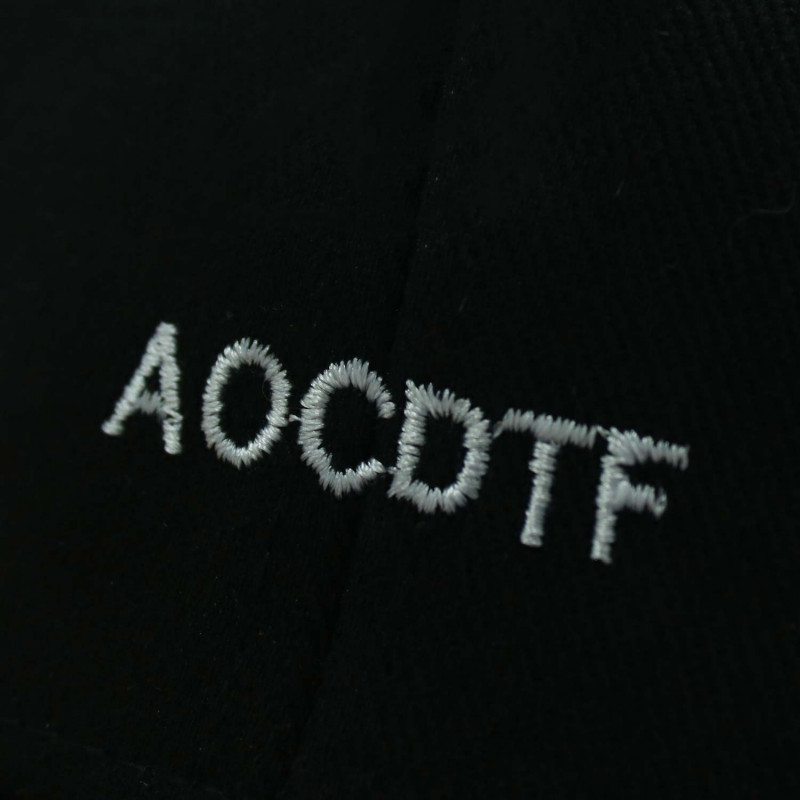 Broderie texte sur couvre-chef