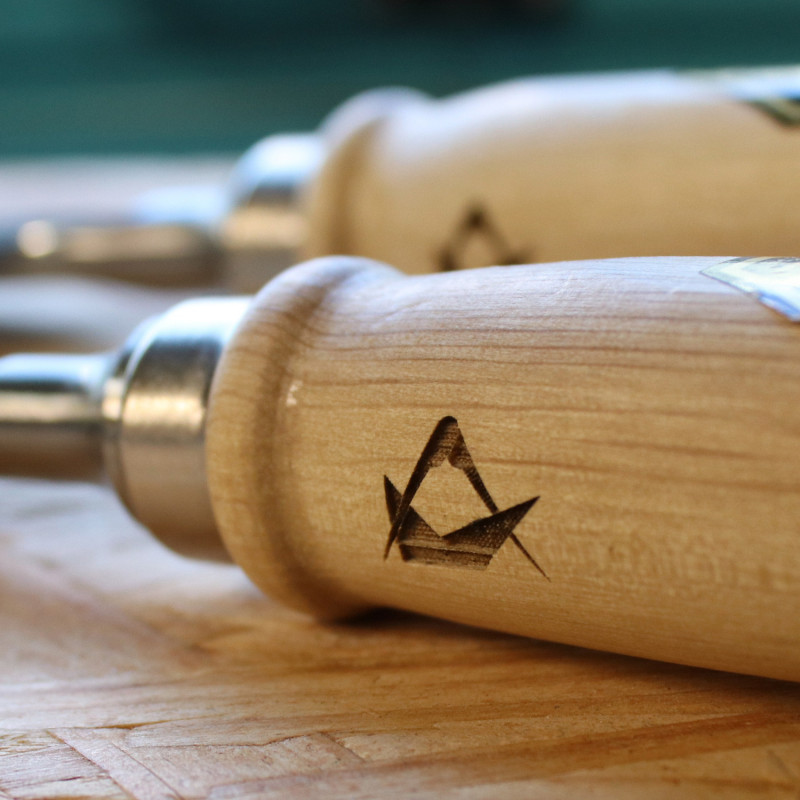Blason gravé sur les 6 outils