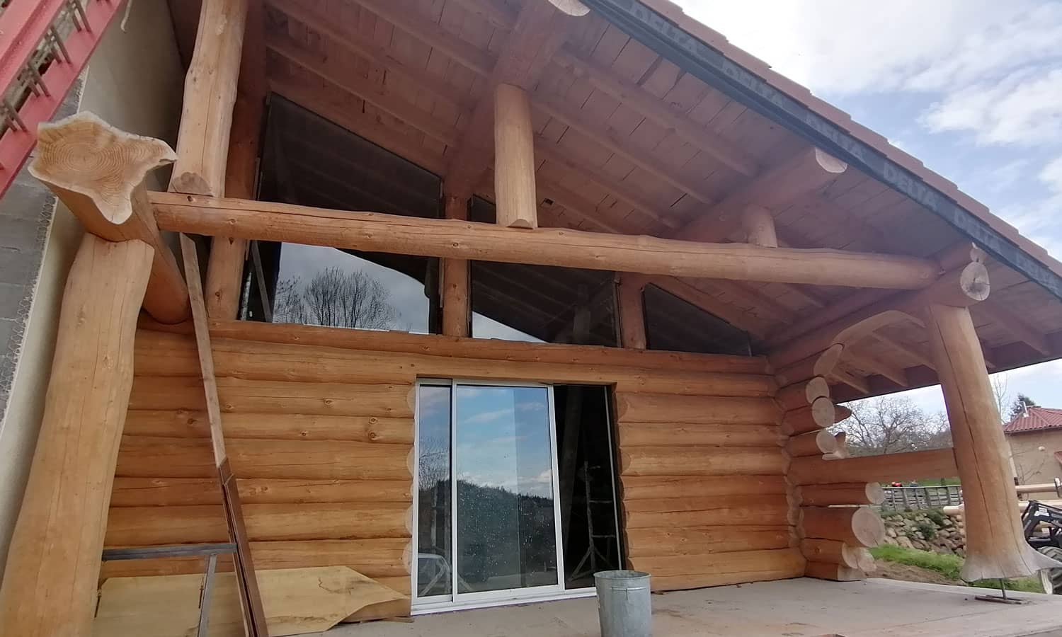 construction-fuste-rondins-de-bois Création en bois rond sculpté