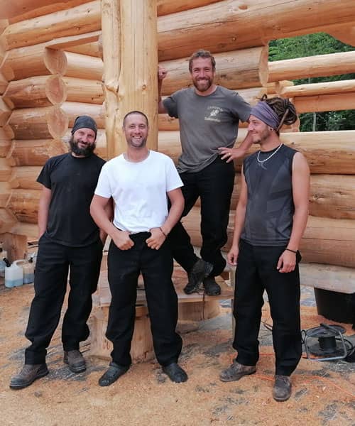 jean-charles-avec-son-equipe-devant-une-fuste Artisans fustiers charpentiers