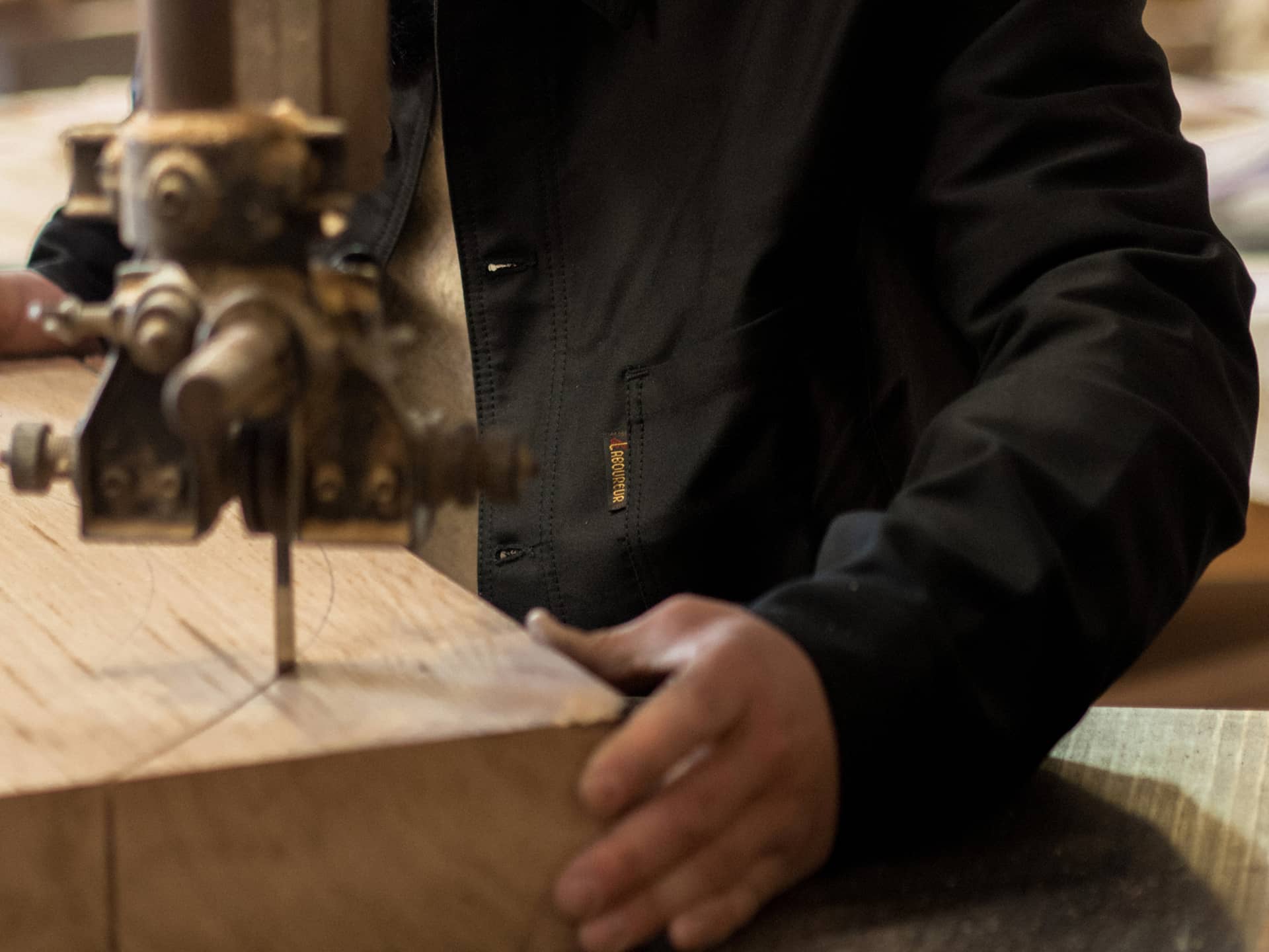 Charpentier qui porte une veste en moleskine noire Le Laboureur