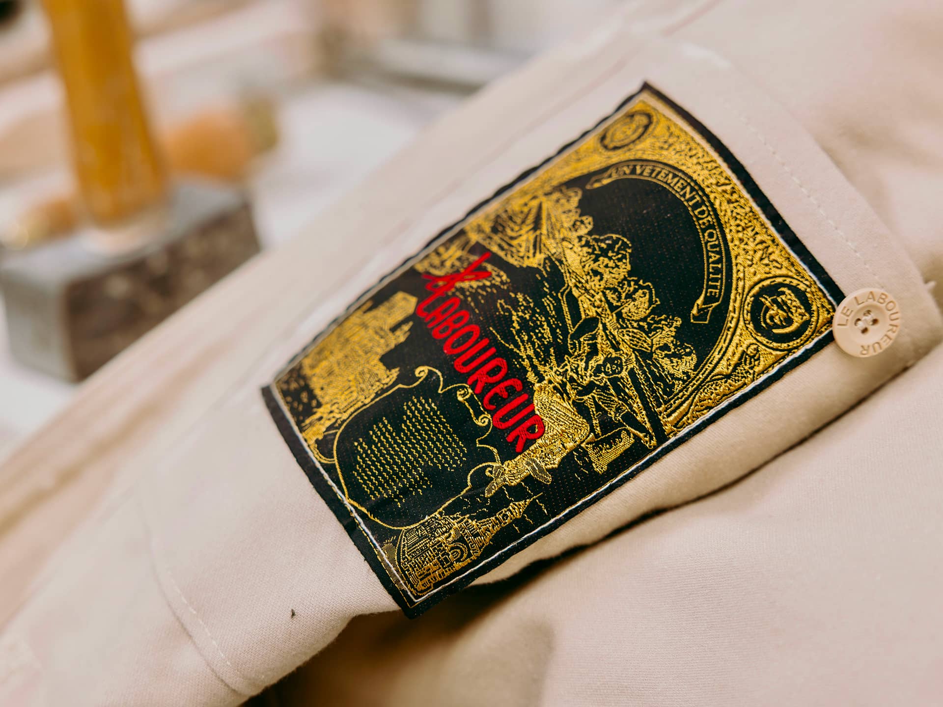 Blason brodé sur les coltins Le Laboureur