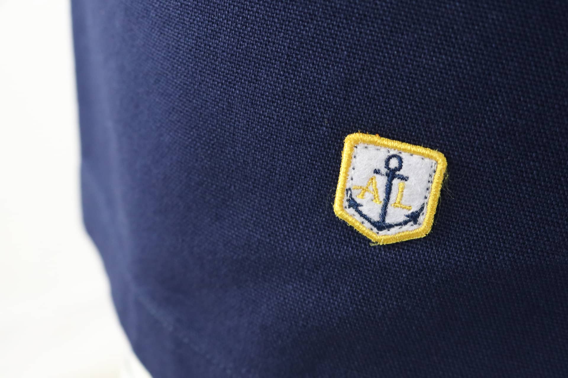 Ecusson Armor Lux sur la vareuse de marin traditionnelle