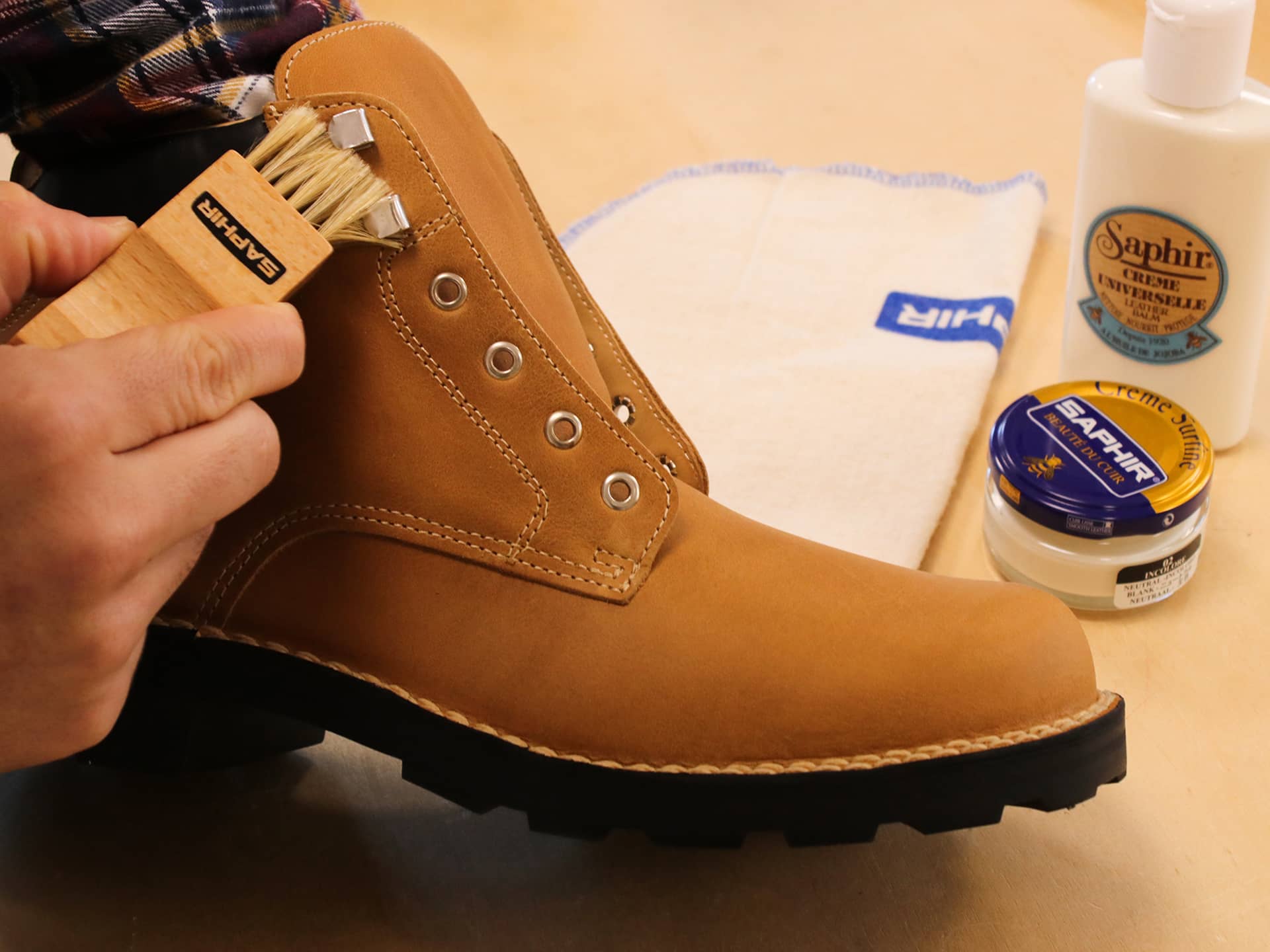 Entretien d'une paire de chaussures de gatines