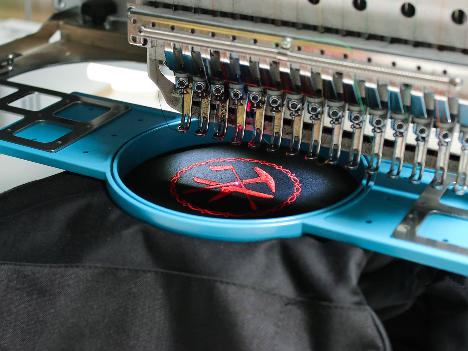 personnalisation textile par broderie chez Largeot et Coltin