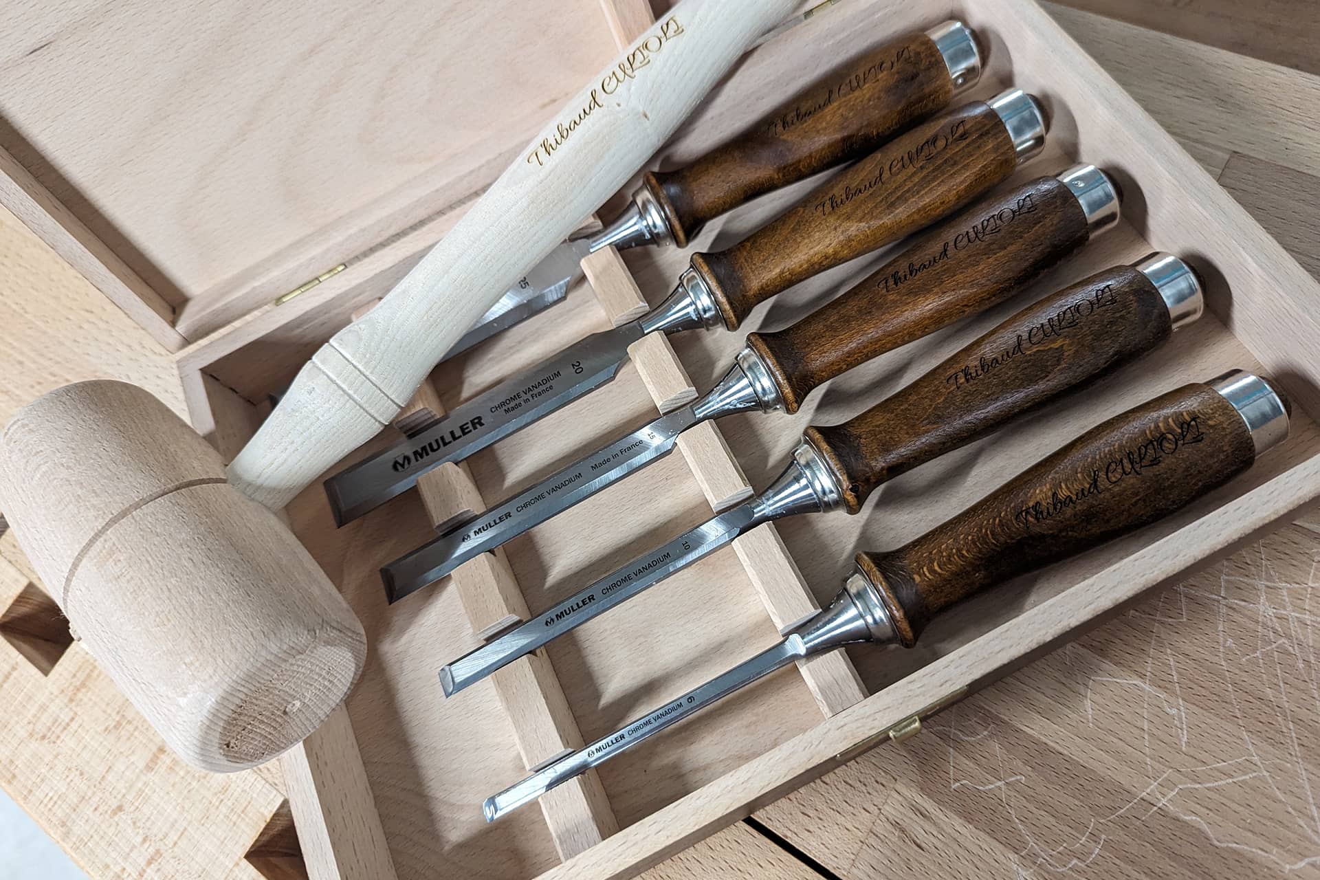 gravure laser sur bois et acier dans l'atelier Largeot et Coltin