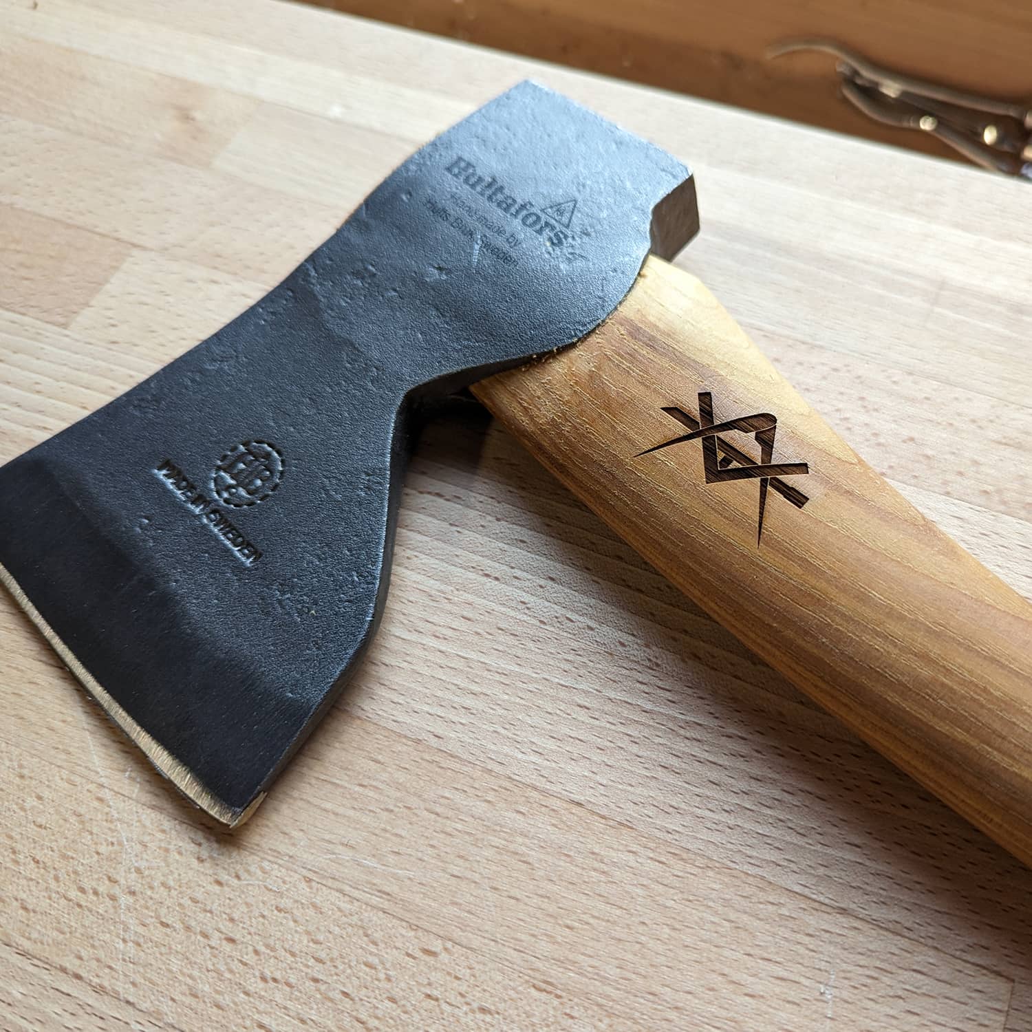 Gravure sur hache 4 par Largeot & Coltin