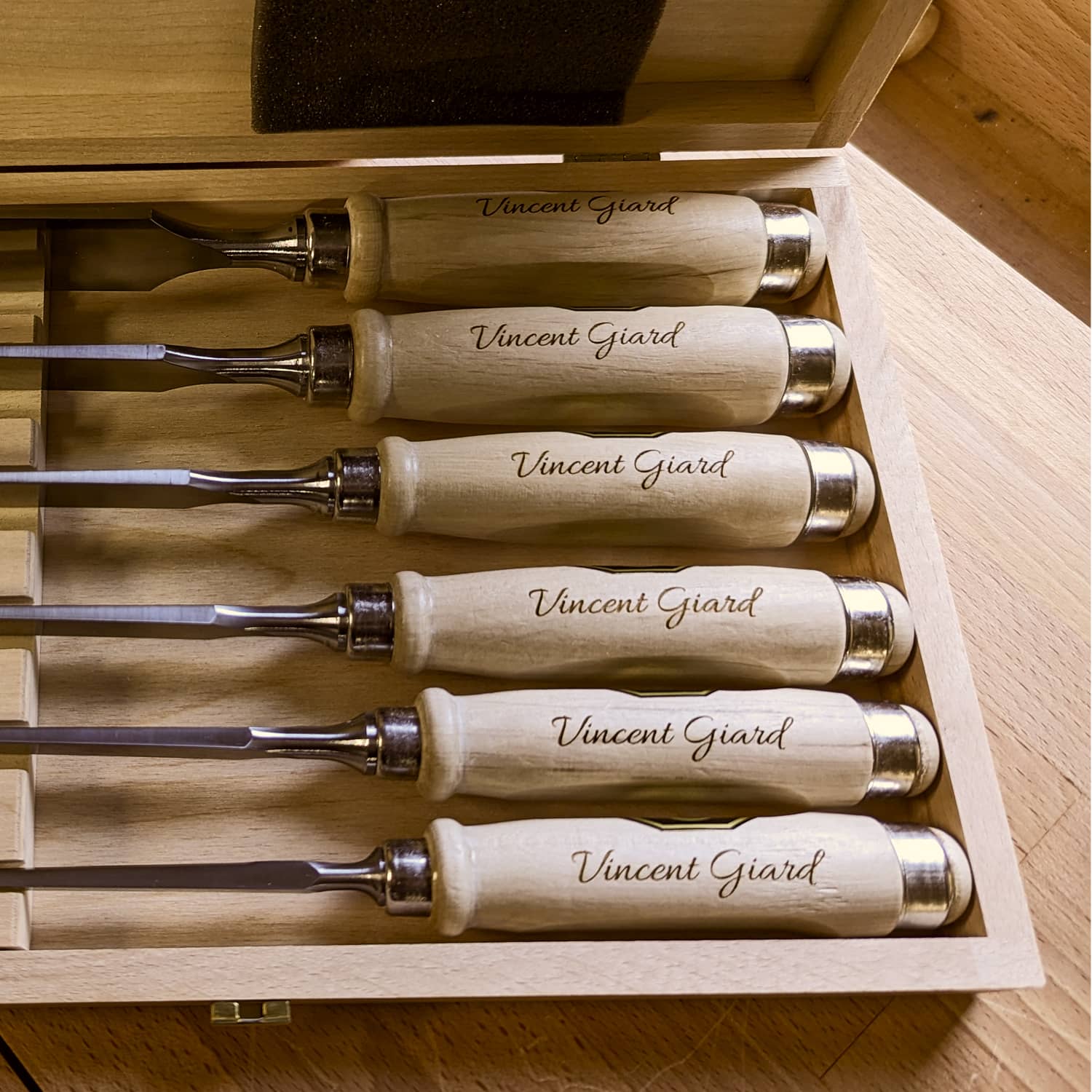 Gravure sur coffret 5 par Largeot & Coltin