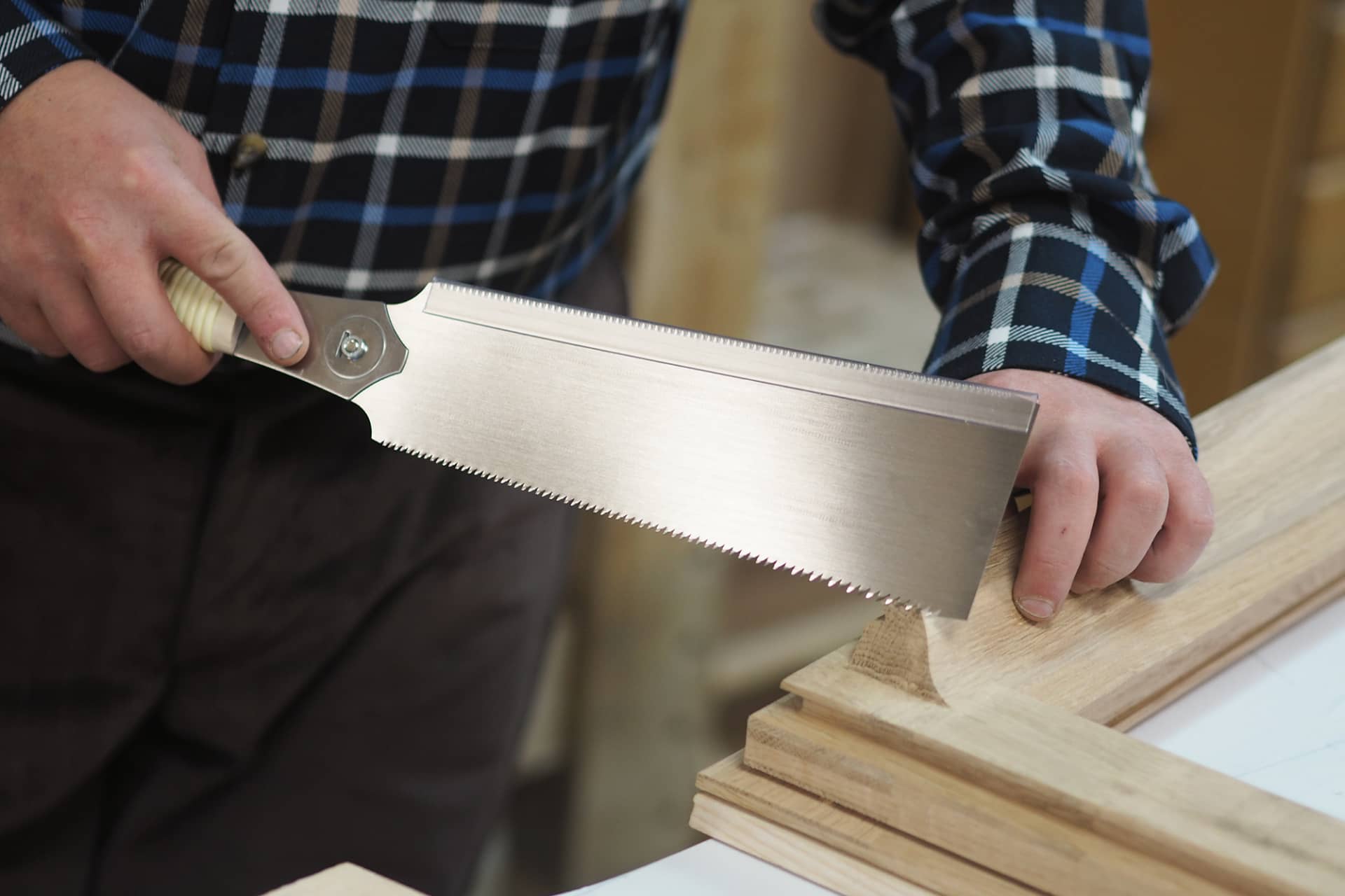 Utilisation d'une scie japonaise Ryoba Gyokucho par un artisan
