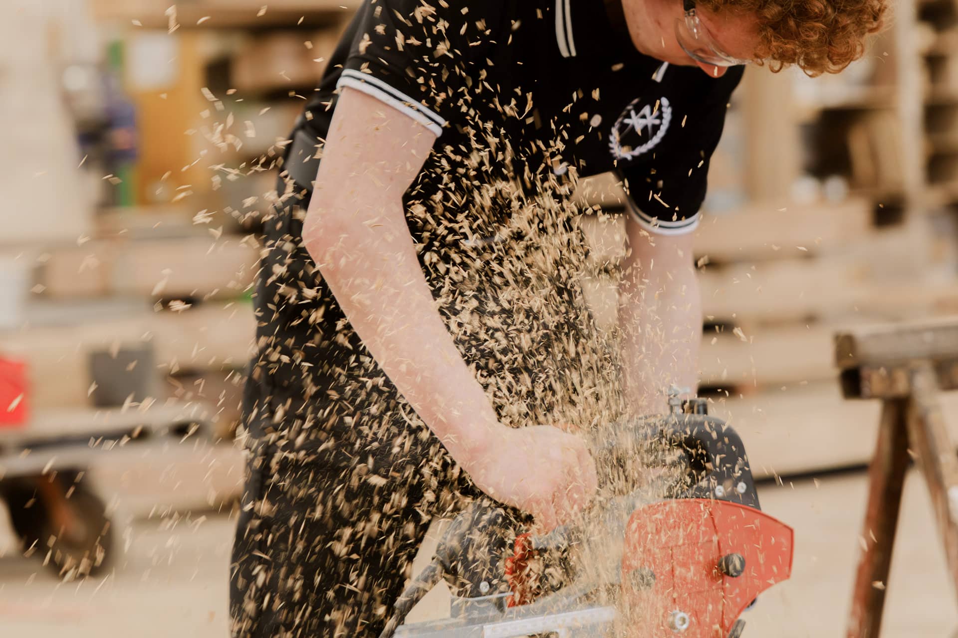 Jeune Compagnon charpentier avec un outil moderne