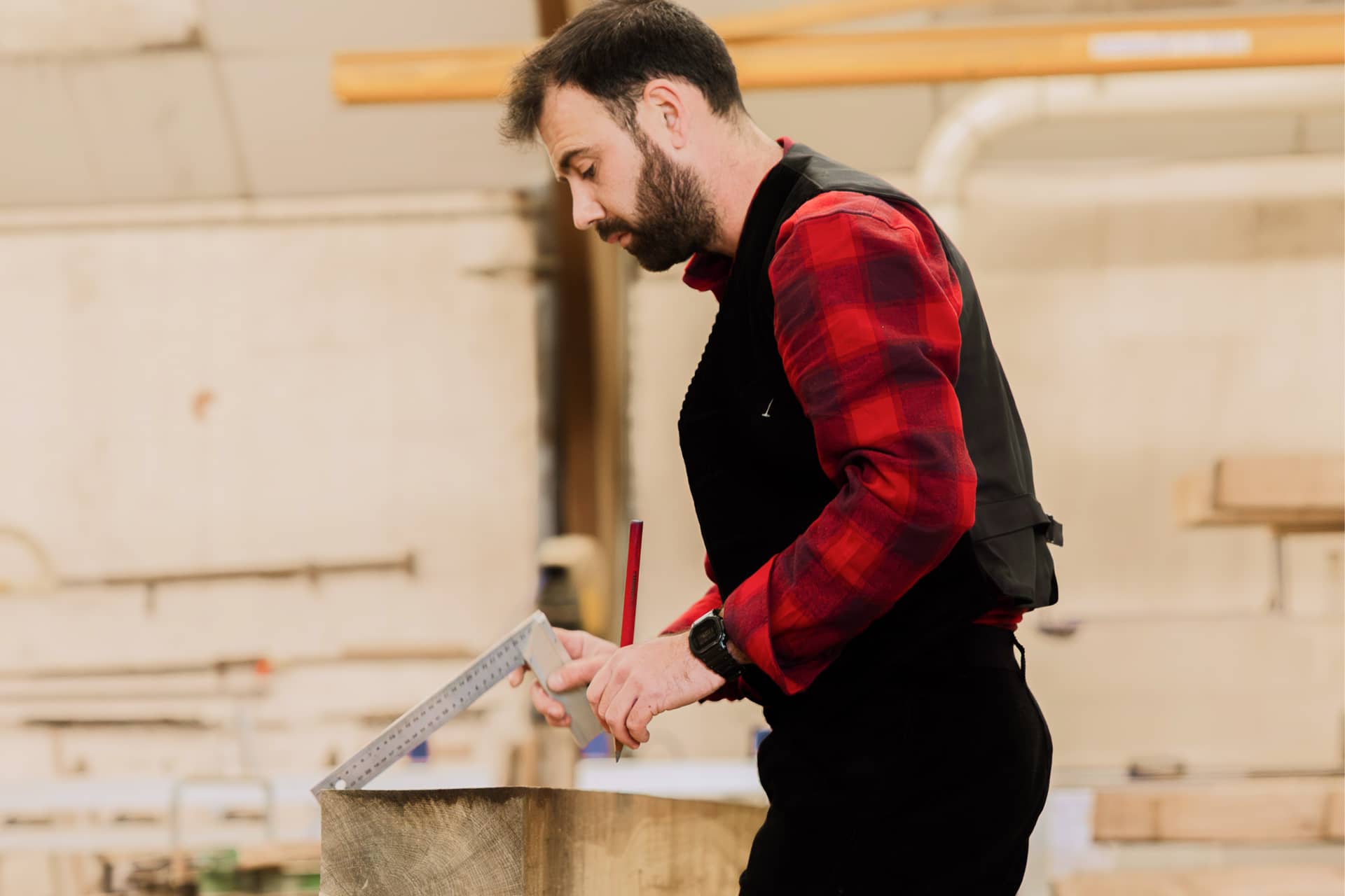 Charpentier traditionnel avec une equerre