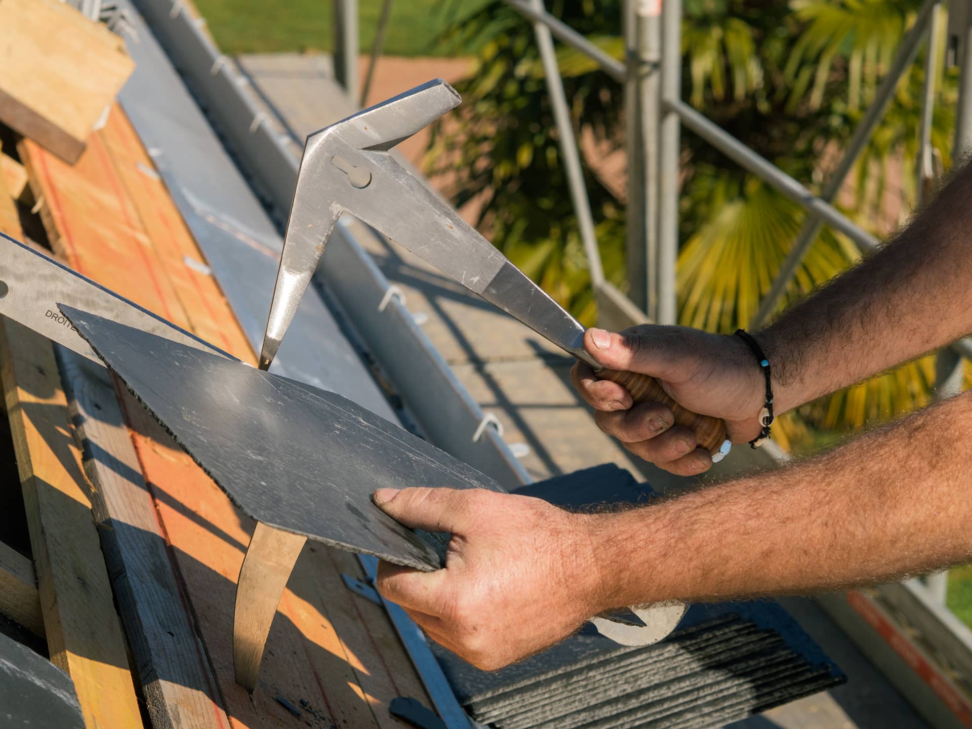 Utilisation d'un marteau de couvreur Picard sur des ardoises 