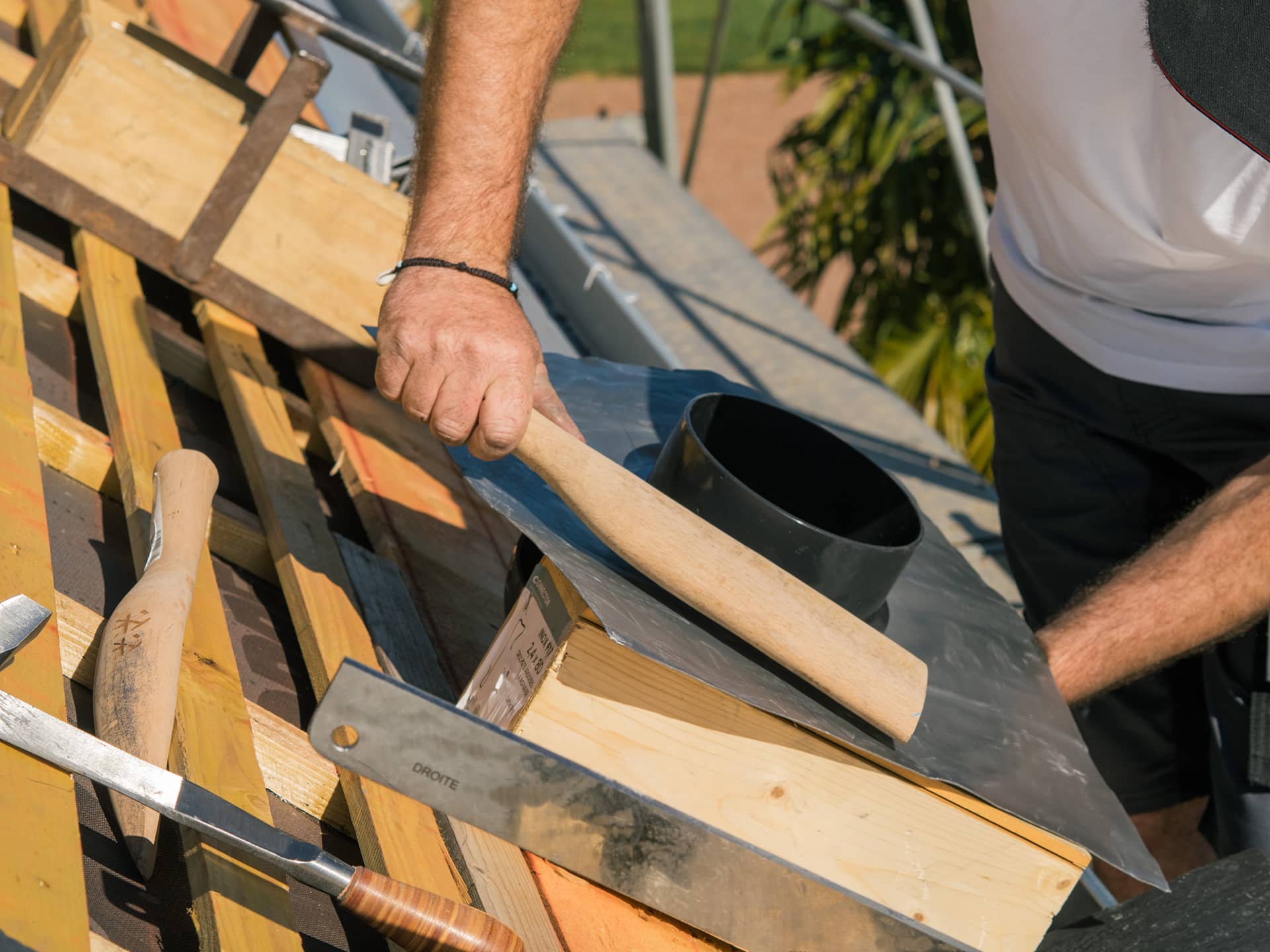 Utilisation d'une batte de couvreur