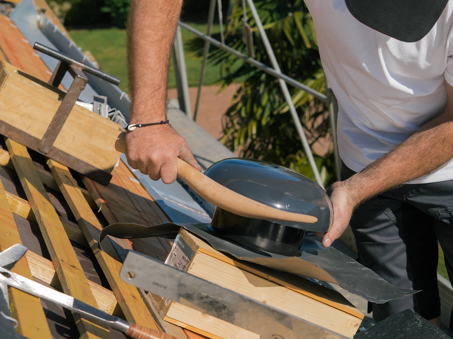 Utilisation d'un batte de couvreur cintr