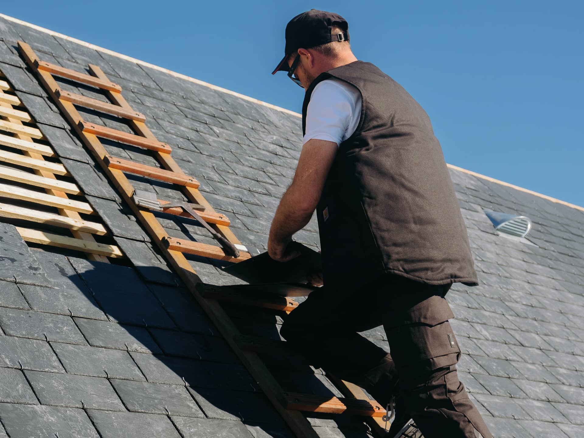 Couvreur sur un toit