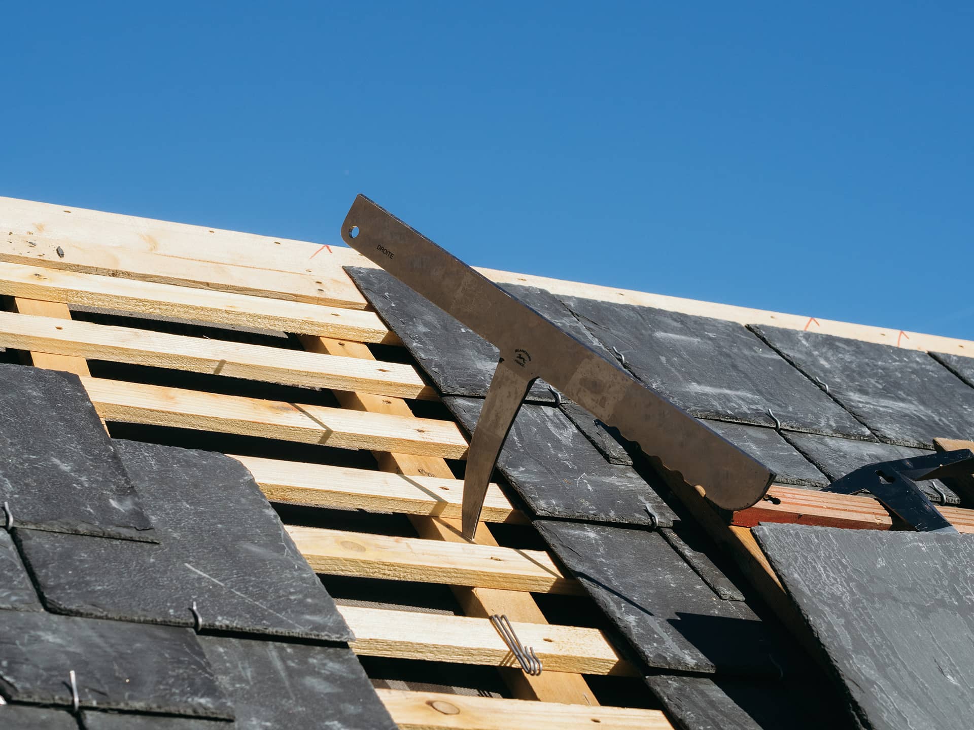 Enclume de couvreur Vergez Blanchard made in France sur un toit