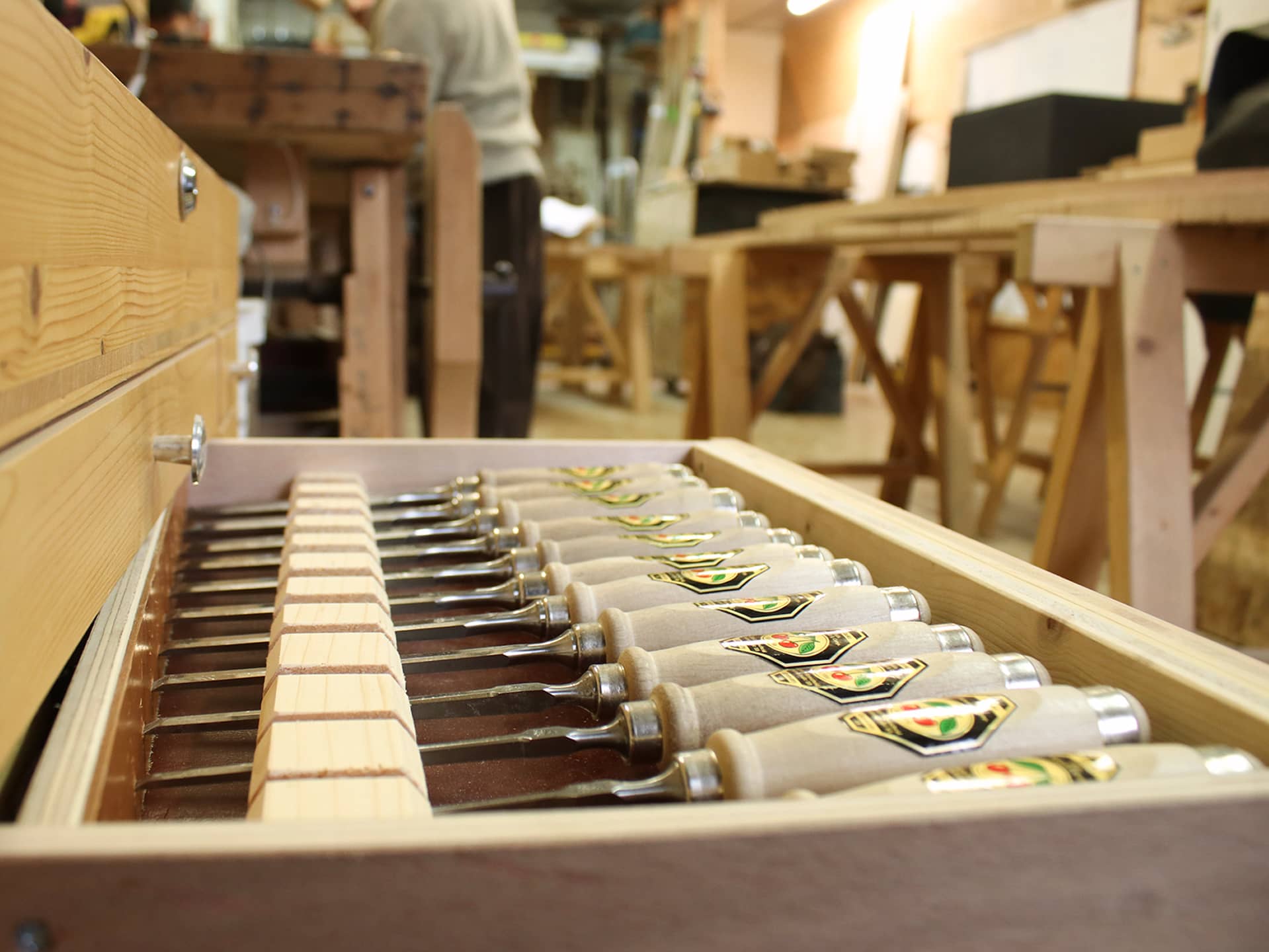 Ciseaux à bois Kirschen rangés dans un tiroir dans un atelier de menuiserie