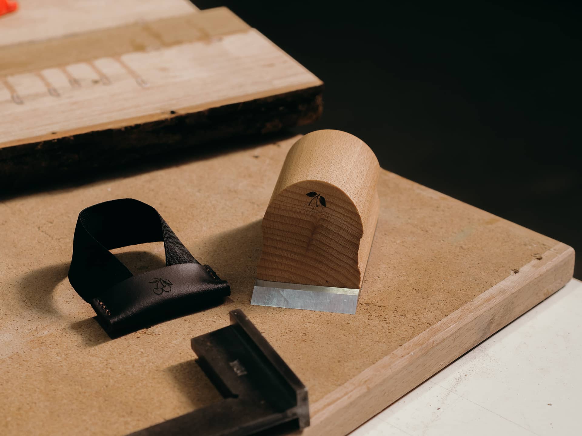 Rabot Flatfix Kirschen pour menuisier ébéniste avec une protection de lame en cuir