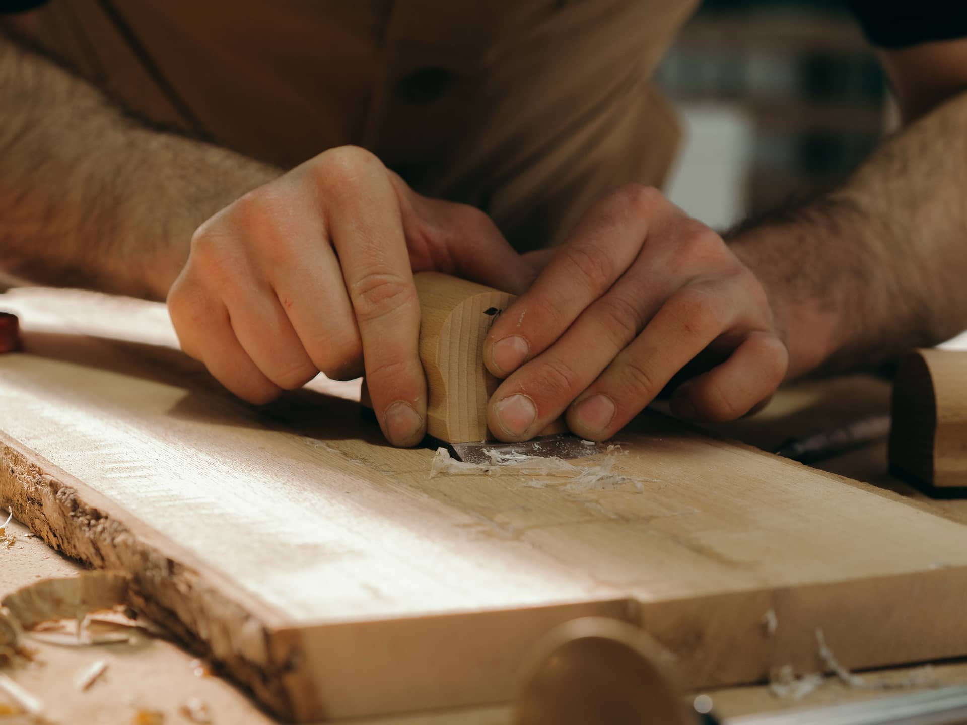 Utilisation d'un rabot à main Kirschen au tranchant arrondi