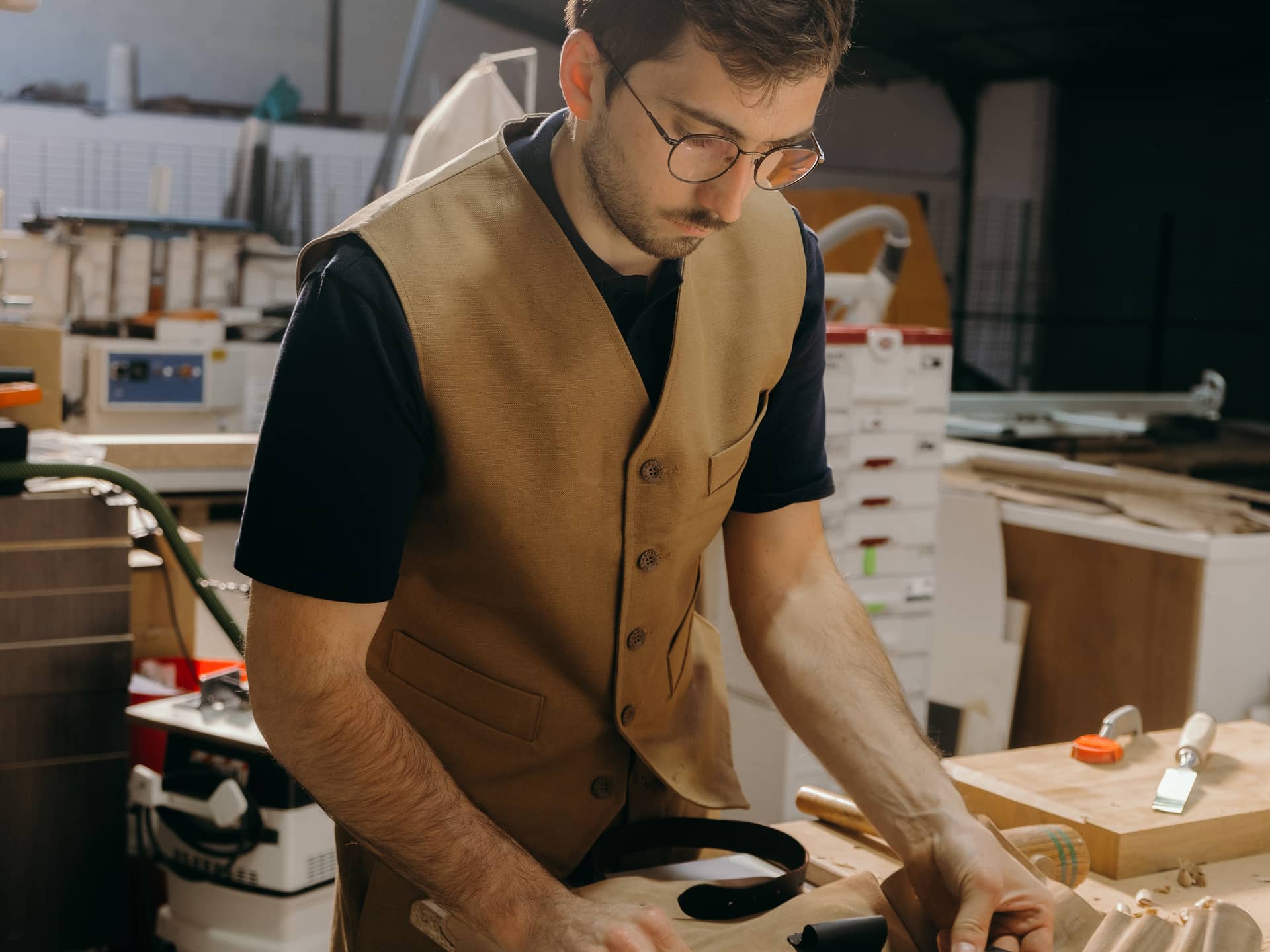 Florentin Lanceleur dans son atelier de menuiserie à Angers