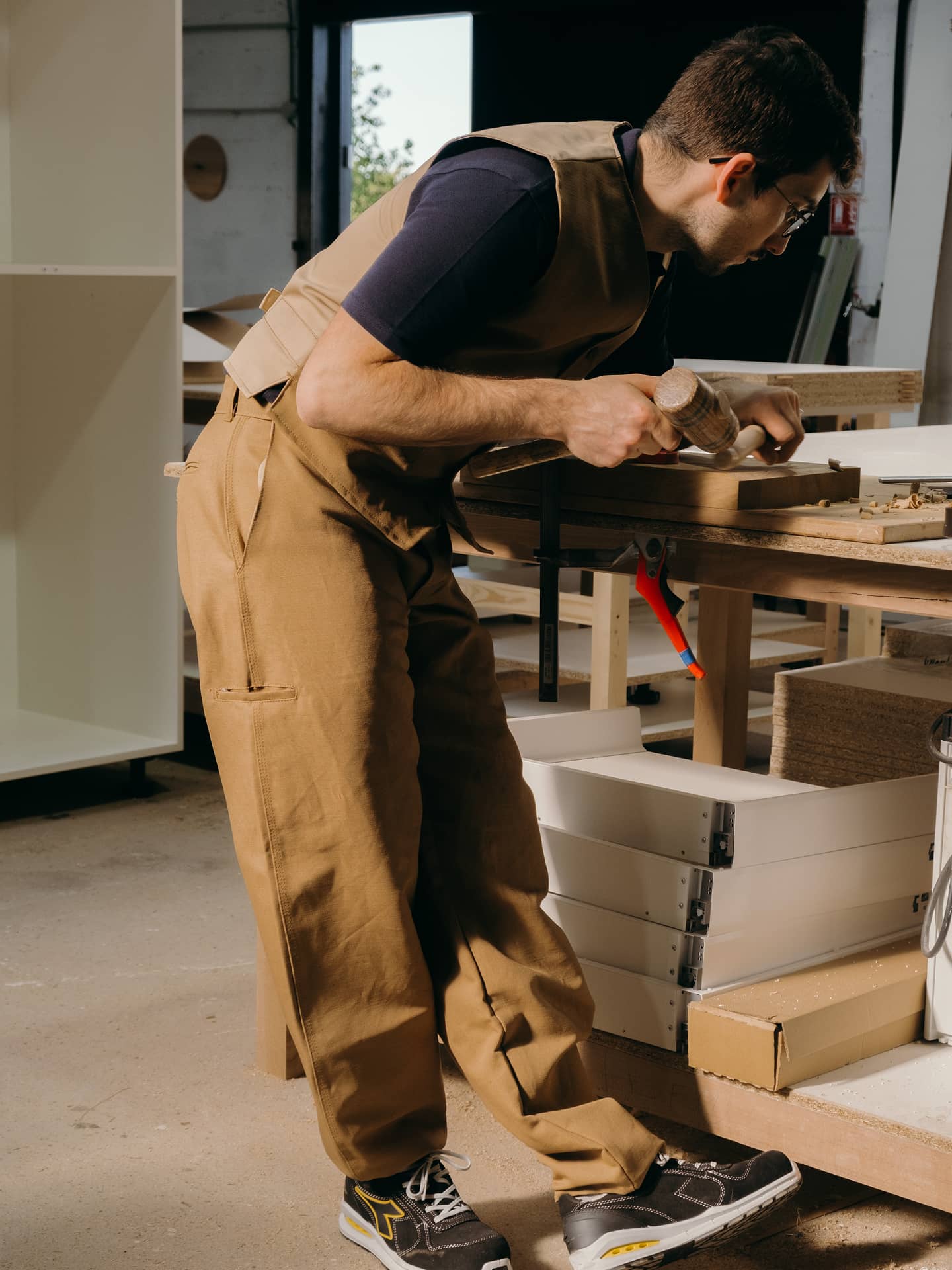 Tenue de travail de menuisier traditionnelle avec largeot en lin et gilet tailleru en lin, fabriqués en France par Le Laboureur