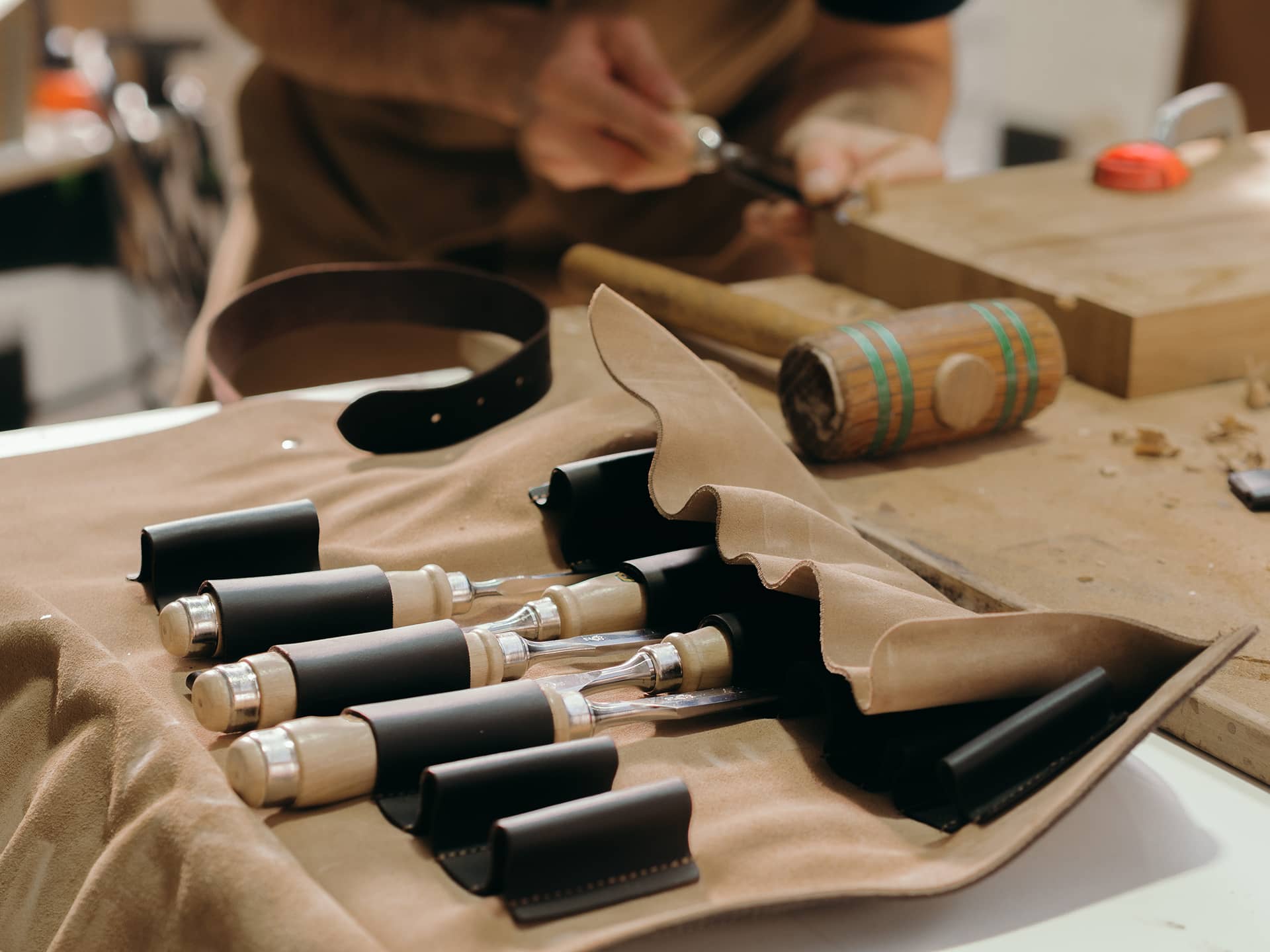 Ciseaux de menuisiers Kirschen rangé dans une trousse en cuir haut de gamme, de la marque Kirschen