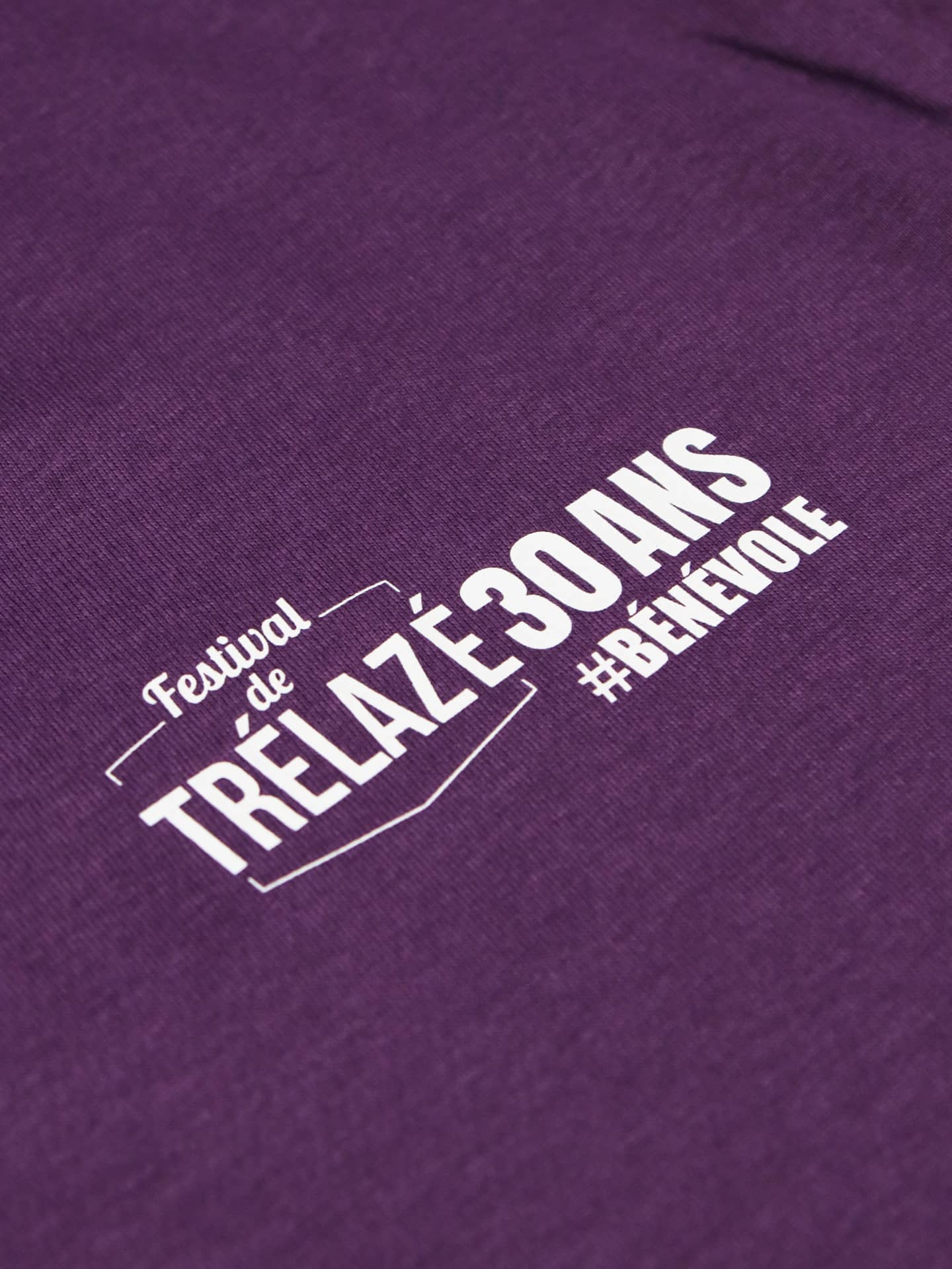 Bénévole du Festival de Trélazé portant un t-shirt personnalisé Largeot & Coltin