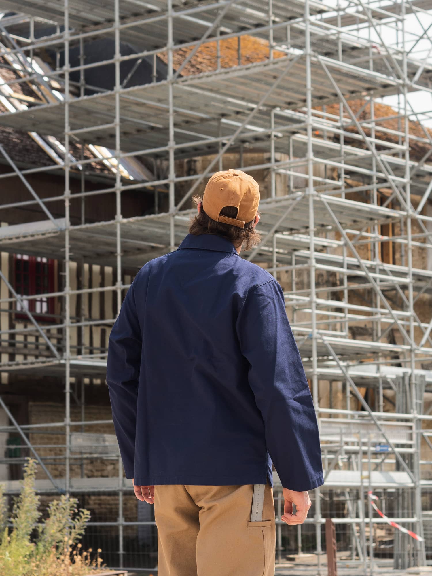 Tenue workwear urbaine chic avec vareuse et largeot