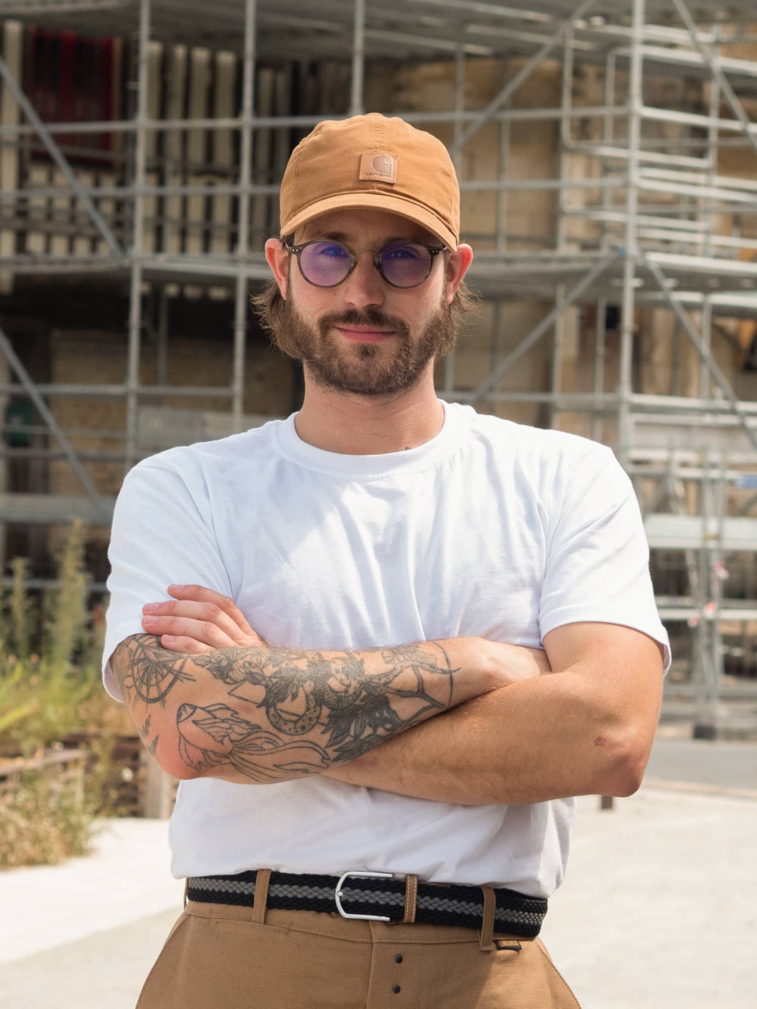 Tenue d'été chic avec t(shirt made in france et casquette Carhartt