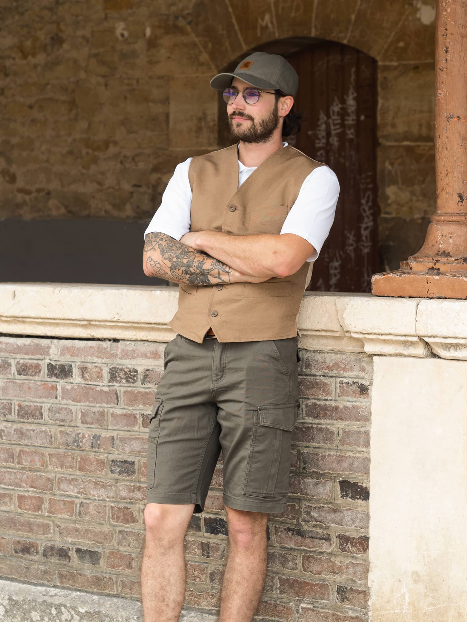 tenue d'été chic par Largeot & Coltin avec un gilet tailleur en lin le laboureur et un short carhartt workwear