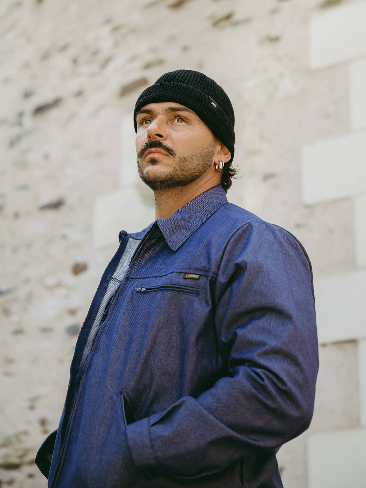 Robin Gaborit portant le bonnet noir Johann FHB et le blouson en grisette Le Laboureur