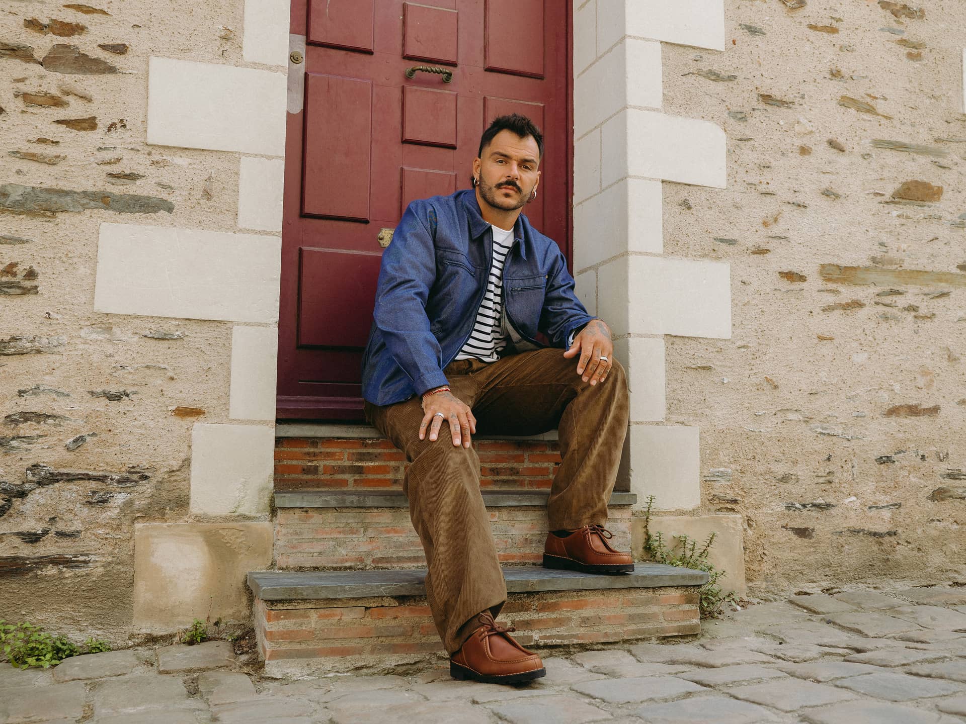 Look Le Citadin avec blouson bleu, marinière rayée, largeot noisette et derbies en cuir brun