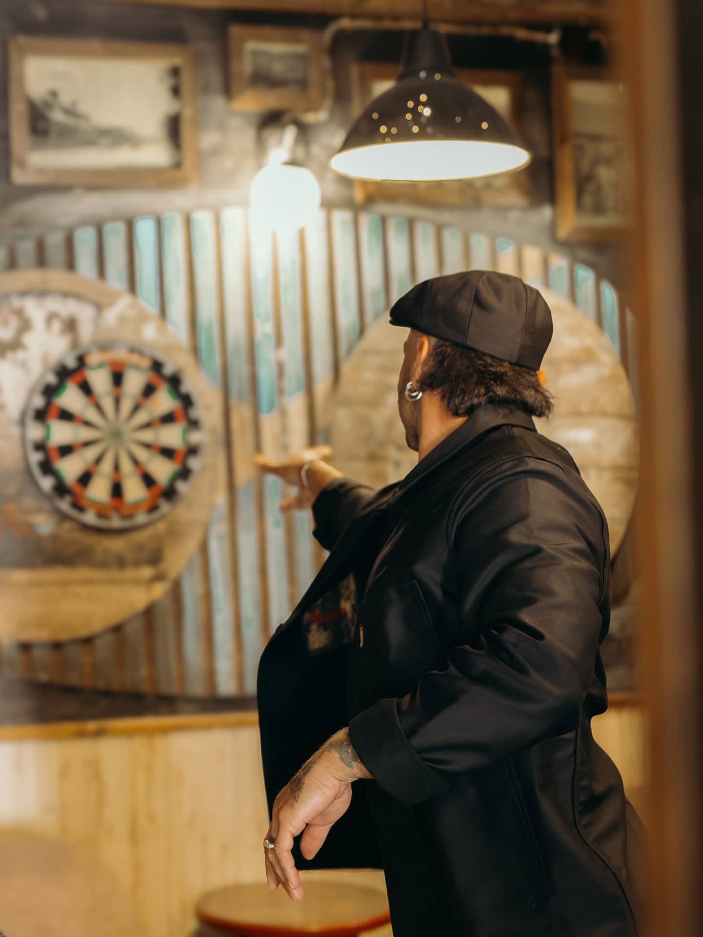 Robin Gaborit jouant aux fléchettes en coltin et casquette en moleskine noirs