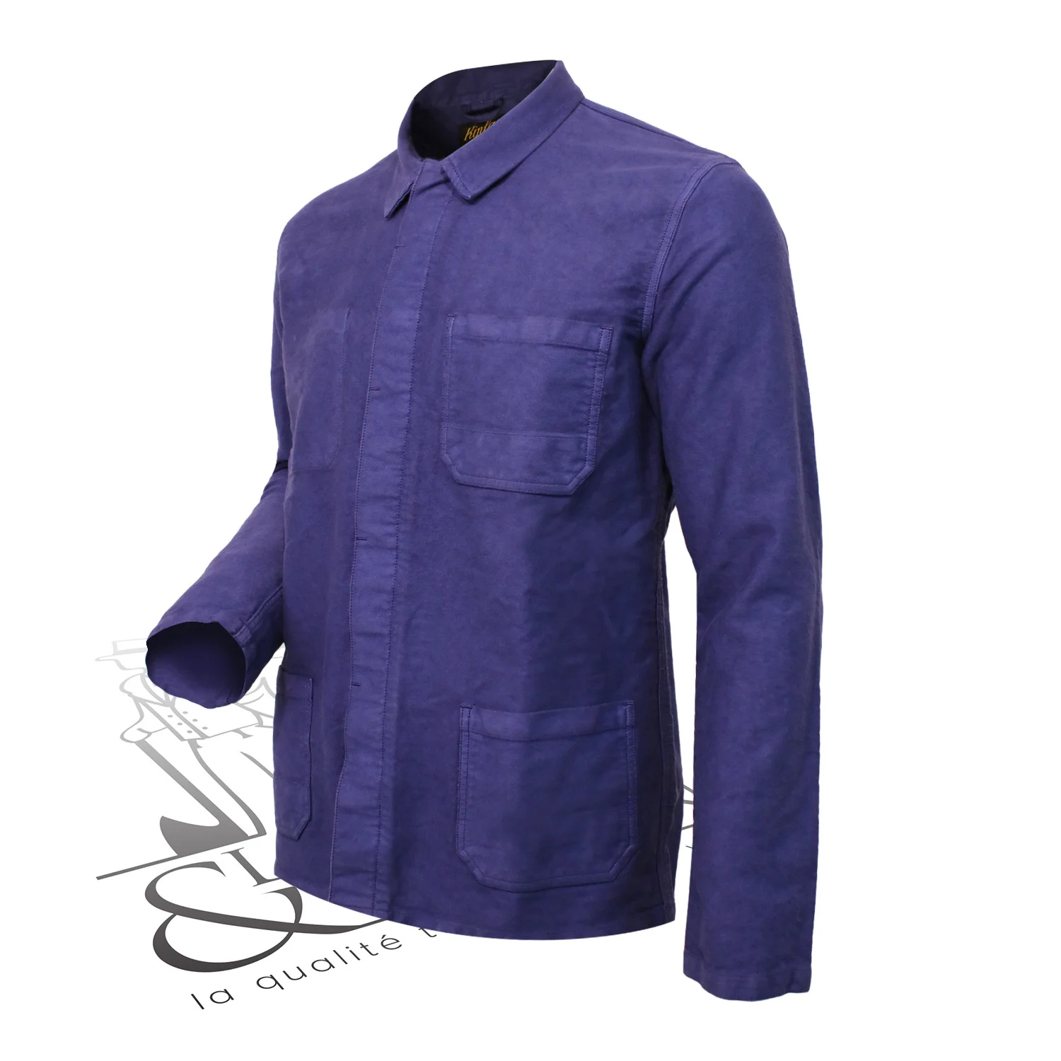 Détail du col et de la boutonnière d’une veste de travail bleue portée sur un tee-shirt blanc